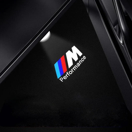 BMW M-Emblem Projektionsleuchte an Autotür montiert