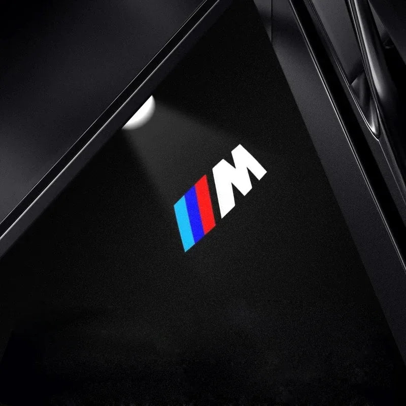 Logo-Projektion auf dem Boden beim Türöffnen
