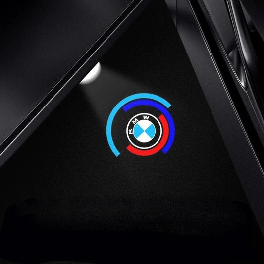 Logo-Projektion auf dem Boden beim Türöffnen
